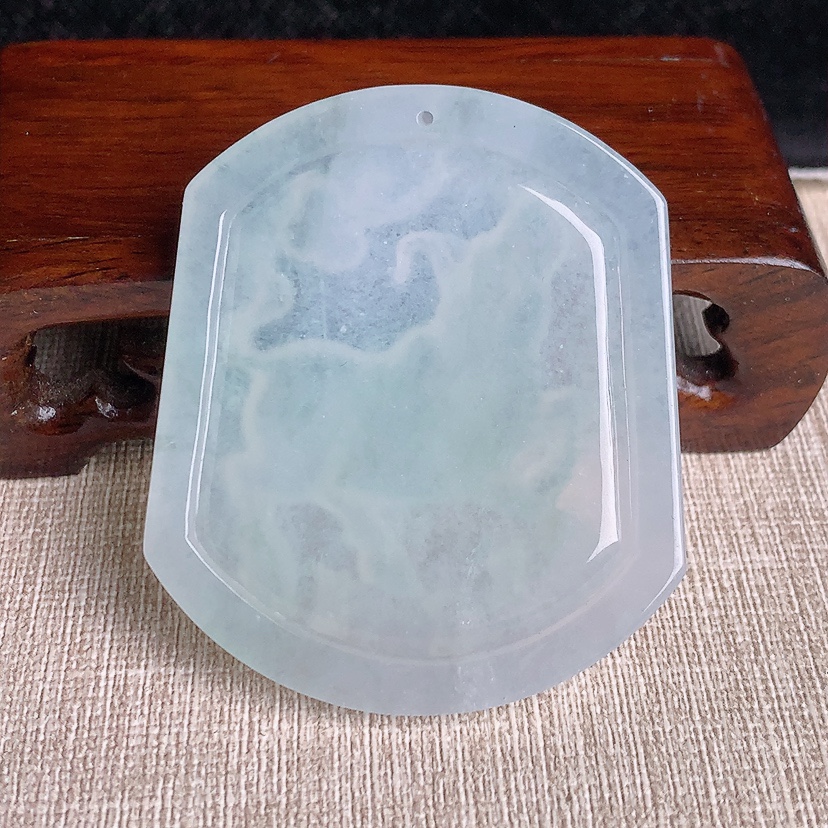 天然A货翡翠晴水生肖牛吊坠 
尺寸53.8-46-5.8mm 重量29.86g 0329