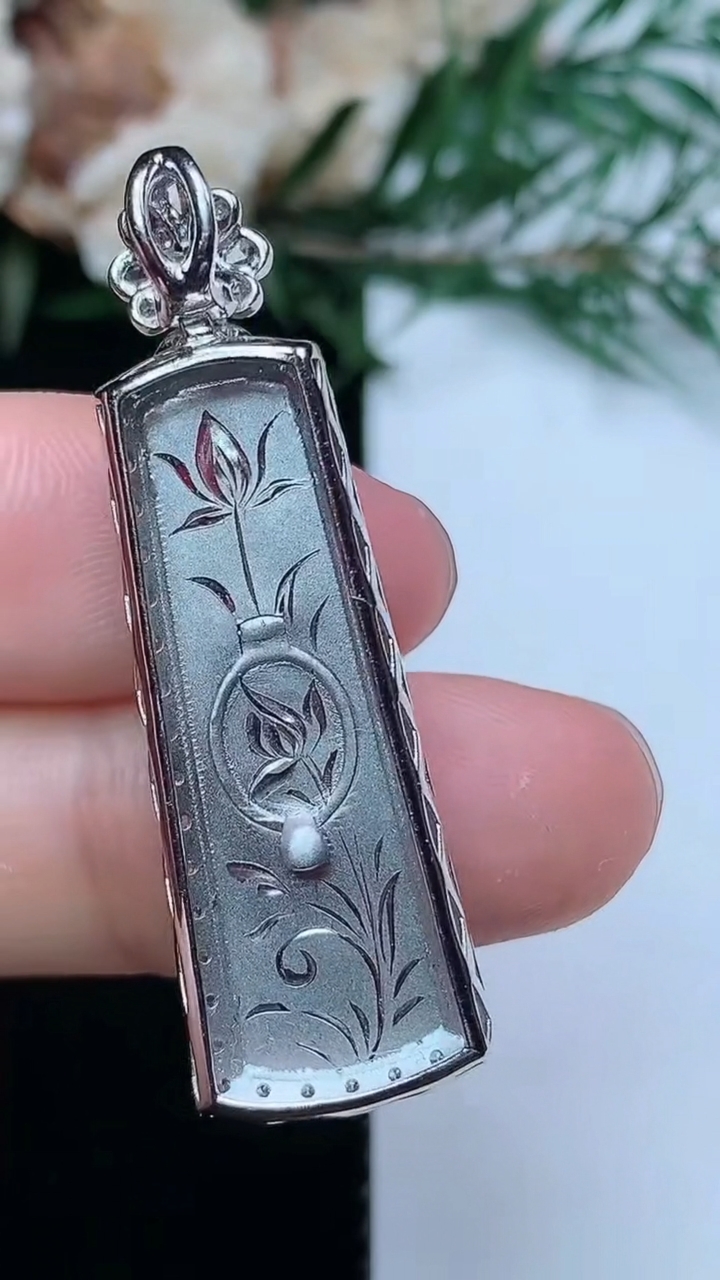 天然A货翡翠无事牌吊坠，尺寸40-12.6-6.7，裸石29.4-9，重量:5.18g
3月31日