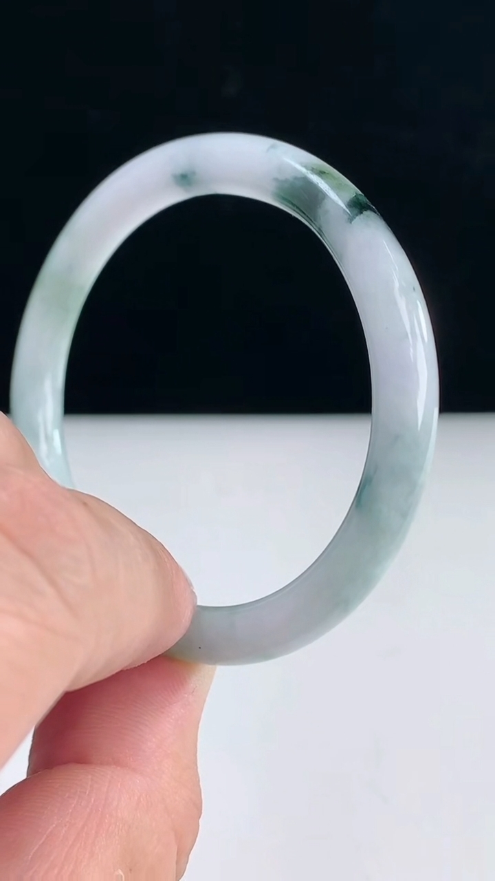 圈口53-54翡翠a货飘圆条手镯尺寸53.2-46.8-6.4-6.3重:19.28g 2363月31日