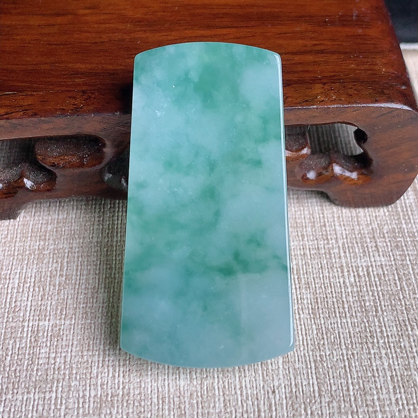 天然A货翡翠飘花无事牌吊坠 
尺寸50.5-26.3-5.8mm 重量23.88g 0329