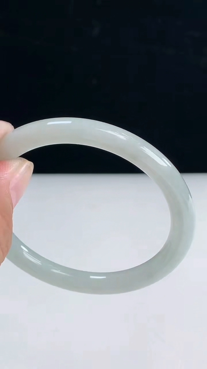 圈口51-52翡翠a货白月圆条手镯尺寸52-7.1-6.5重:22.78g 2363月31日