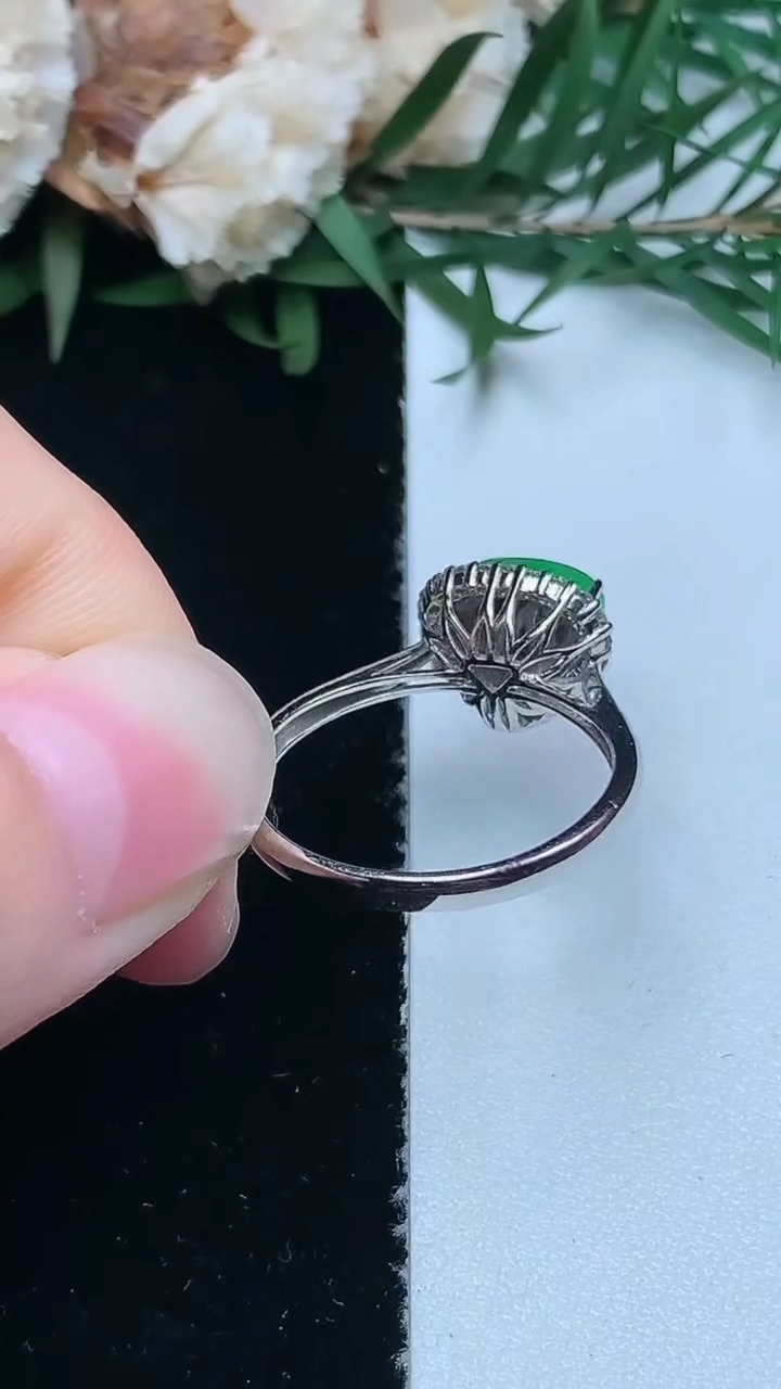 天然A货翡翠水滴戒指，尺寸17.3-7.7-8，重量:2.31g2026年3月31日
工厂直销收藏佳品,种好水足，色泽均匀，有种有色，上手高大气！