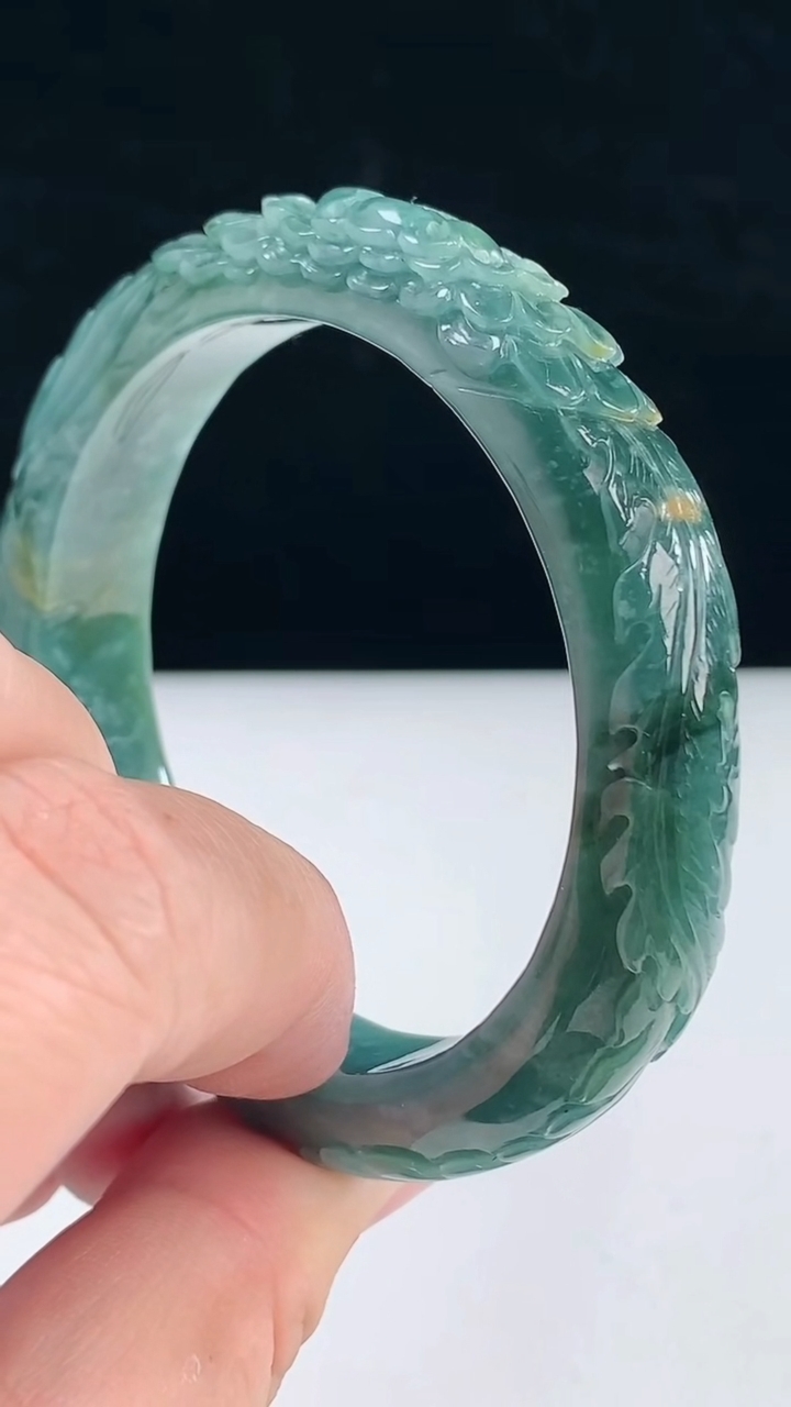 圈口55-56翡翠a货蓝水雕花宽边手镯尺寸55.5-13-9.2重:58.84g6493月31日