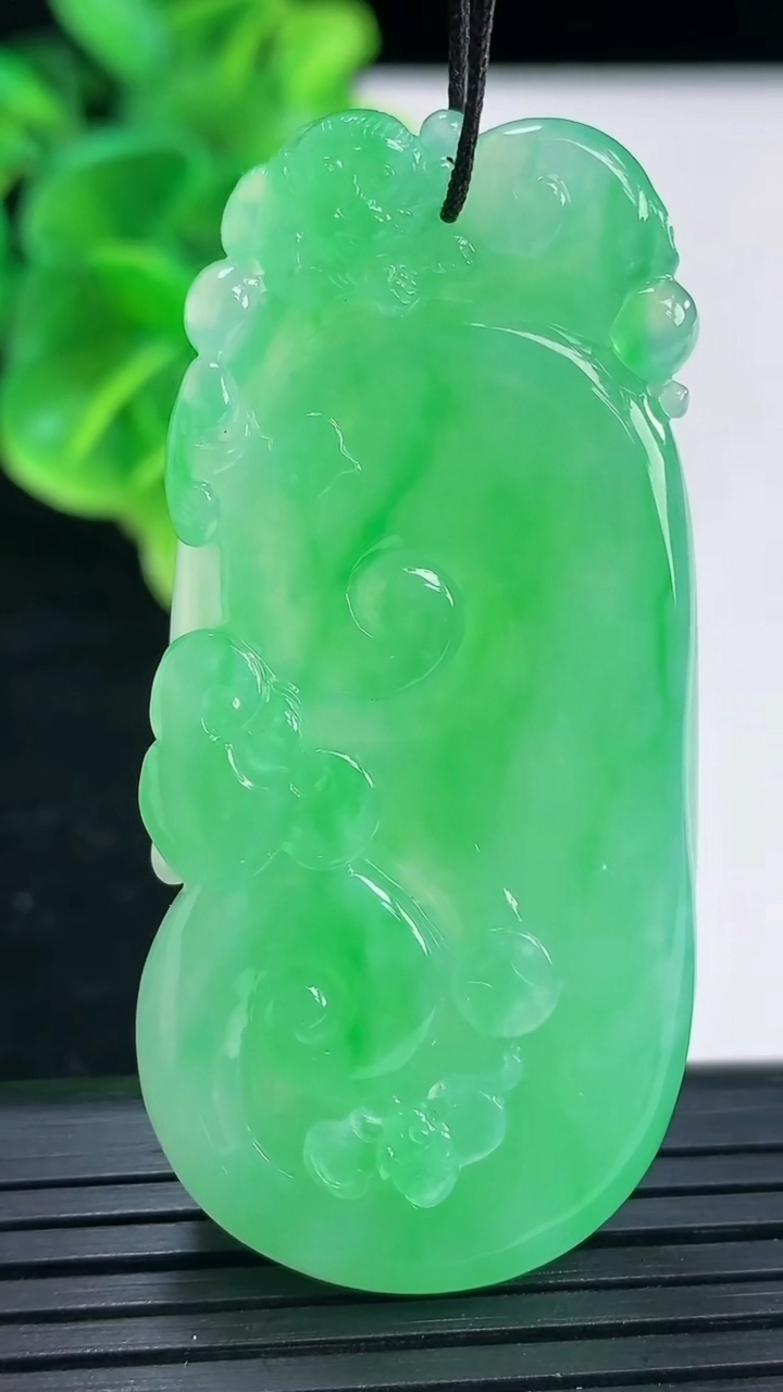 天然A货翡翠如意吊坠尺寸54.1-25.4-9.4重量:23.55g
3月31日