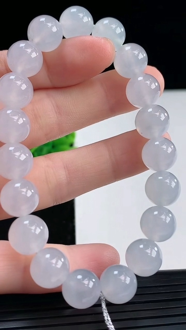 天然A货翡翠圆珠手串尺寸9.8-19颗重量:32.72g3月31日
工厂直销收藏佳品,种好水足，色泽均匀，有种有色，上手高大气！