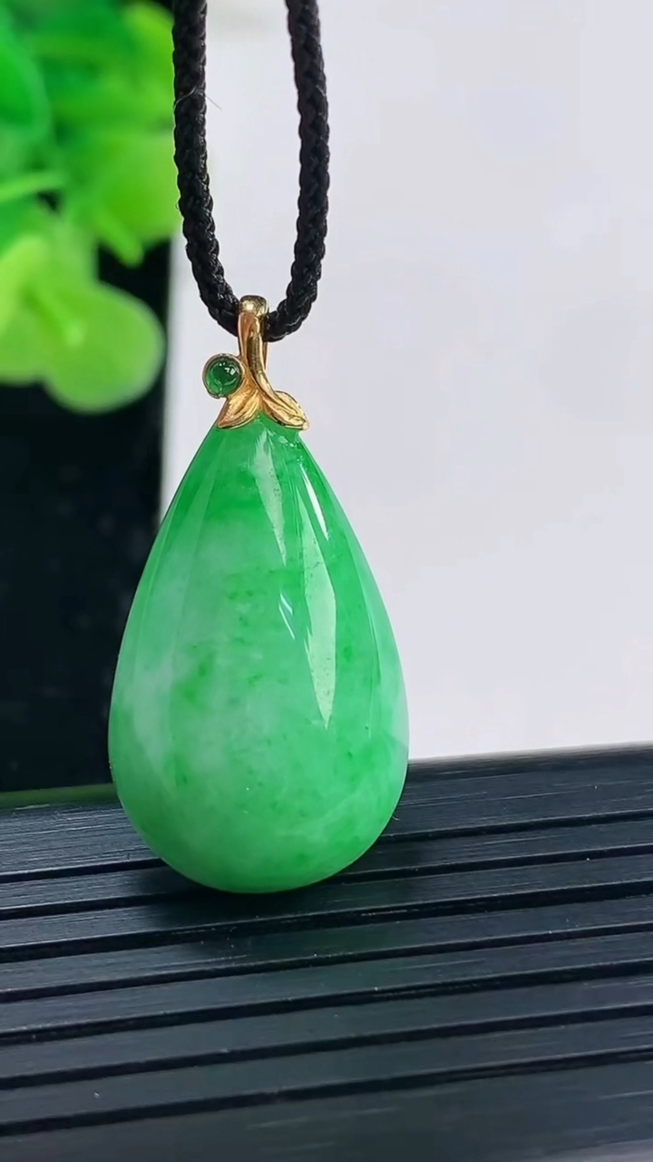 天然A货翡翠水滴吊坠尺寸26.2-15.2-7.1重量:4.77g
3月31日