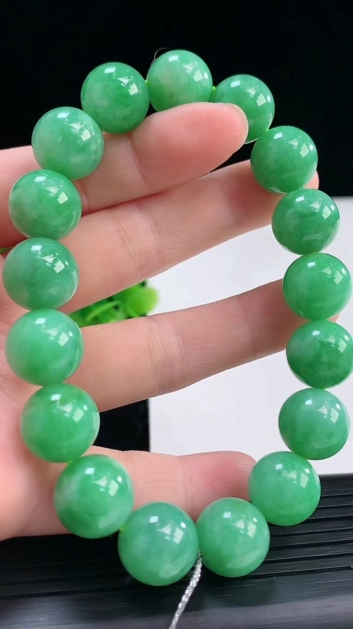 天然A货翡翠圆珠手串尺寸12.2-17颗重量:55.40g3月31日
工厂直销收藏佳品,种好水足，色泽均匀，有种有色，上手高大气！