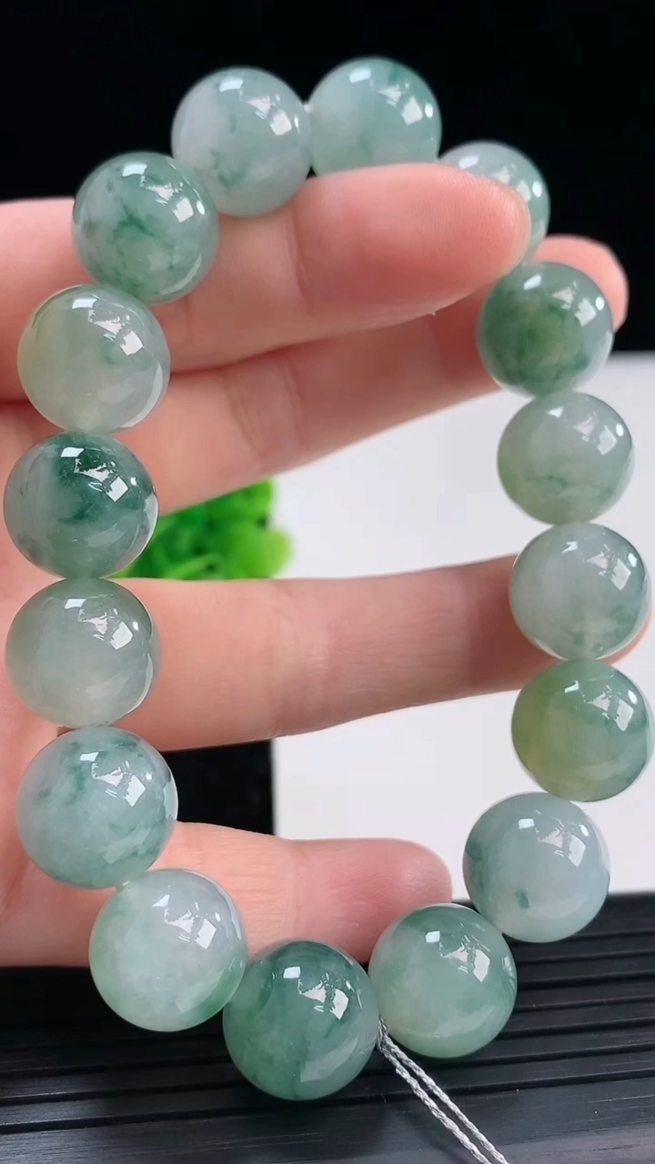 天然A货翡翠飘花圆珠手串尺寸12.8-16颗重量:56.73g3月31日
工厂直销收藏佳品,种好水足