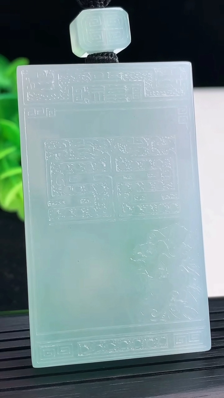 天然A货翡翠仿古无事牌吊坠尺寸59.3-35.9-10重量:77.24g
3月31日