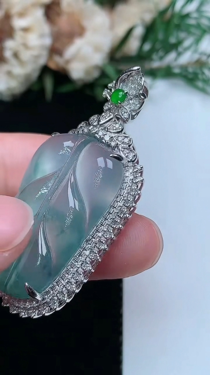 天然A货翡翠飘花金枝玉叶 叶子吊坠，尺寸45.2-22.3-9.6，裸石27.5-18，重量:8.43g
3月31日