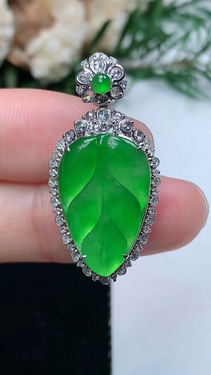 天然A货翡翠金枝玉叶 叶子吊坠，尺寸31.5-15.3-8.7，裸石18.8-12，重量:4.13g
3月31日