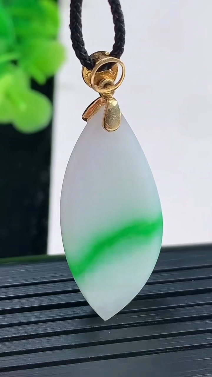 天然A货翡翠随形吊坠尺寸32.9-15.2-3.8重量:5.03g
3月31日