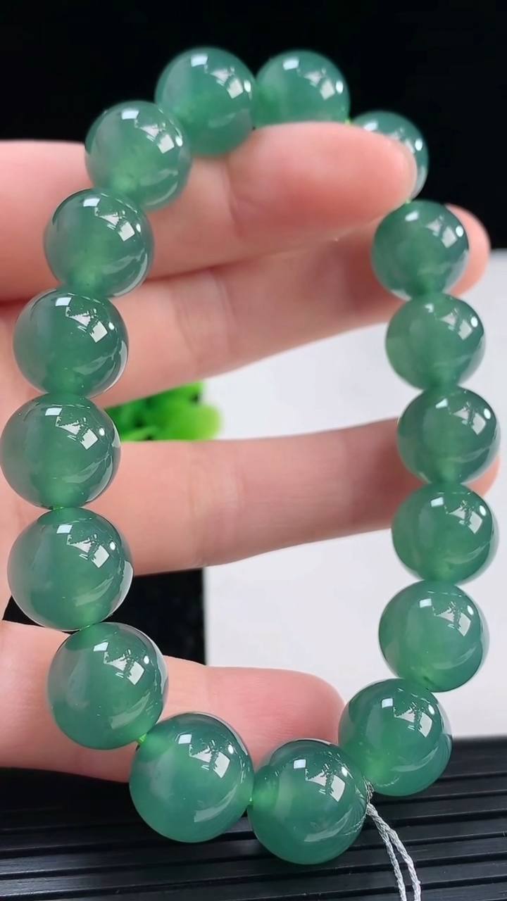 天然A货翡翠圆珠手串尺寸11.6-17颗重量:48.11g3月31日
工厂直销收藏佳品,种好水足，色泽均匀，有种有色，上手高大气！