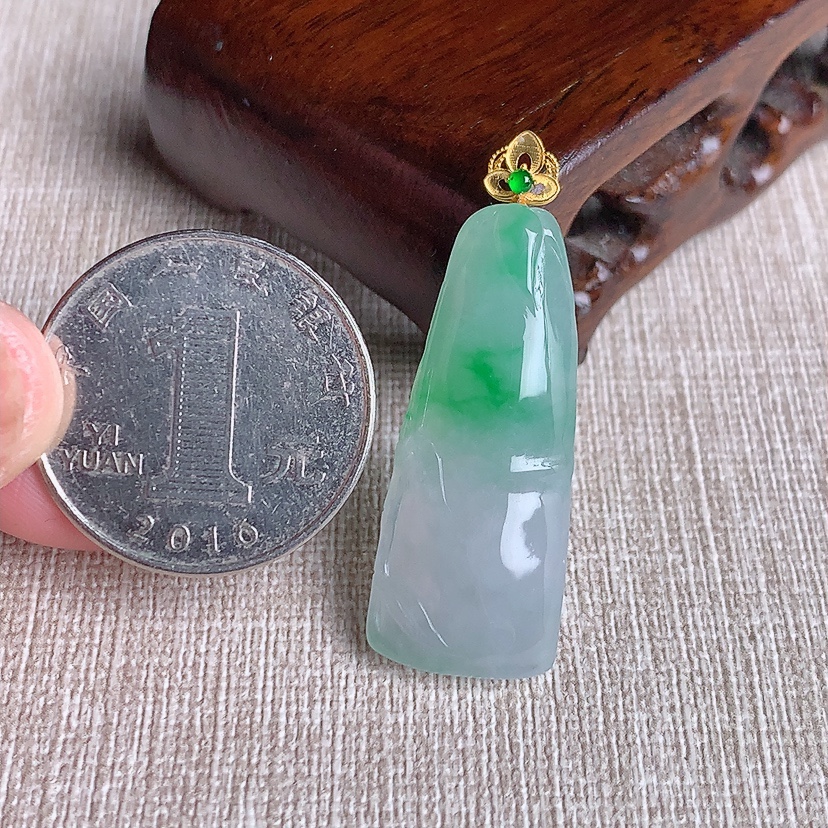 天然A货翡翠18K金扣头飘绿竹节节节高升吊坠 
尺寸39.8-34.2-14-6.3mm 重量6.06g 0329