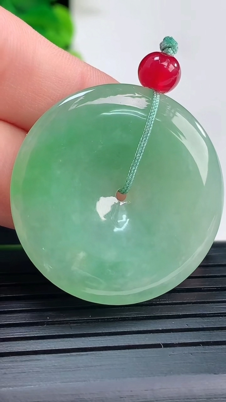 天然A货翡翠平安扣吊坠尺寸32.8-4.3重量:10.44g
3月31日