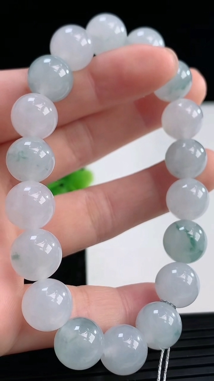 天然A货翡翠飘花圆珠手串尺寸10.5-18颗重量:37.05g3月31日
工厂直销收藏佳品,种好水足，色泽均匀，有种有色，上手高大气！