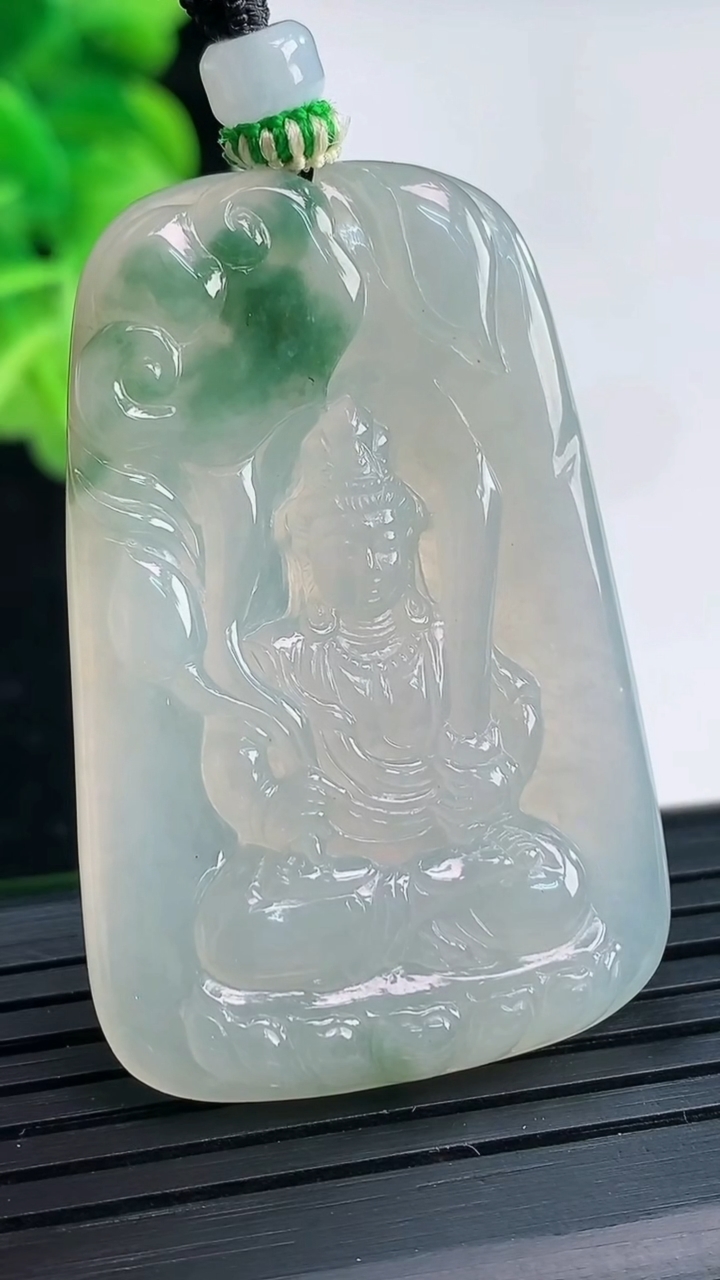 天然A货翡翠飘花文殊菩萨吊坠尺寸45.3-29.6-5.1重量:18.52g
3月31日