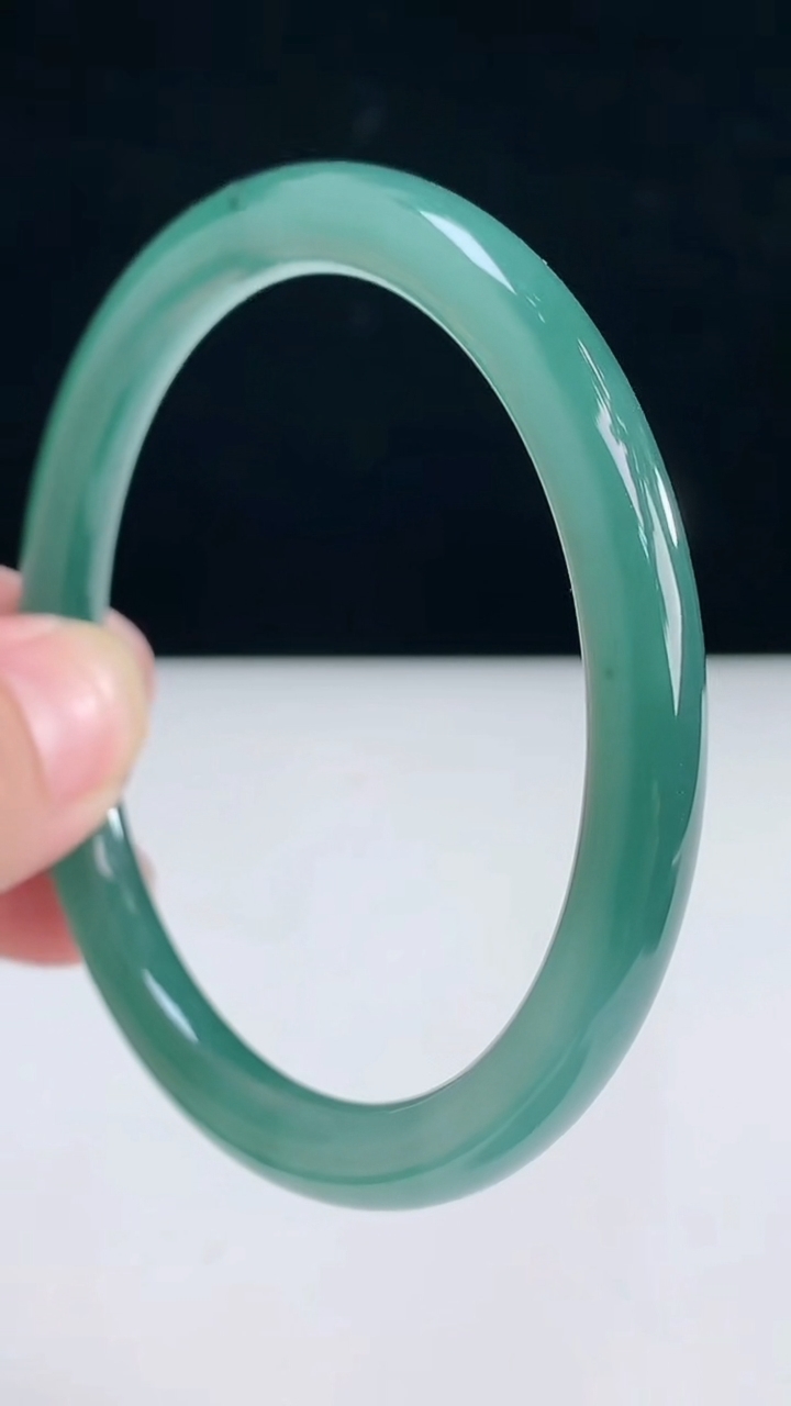 圈口58-59翡翠a货蓝圆条手镯尺寸58.5-7.2重:27.85g 143月31日