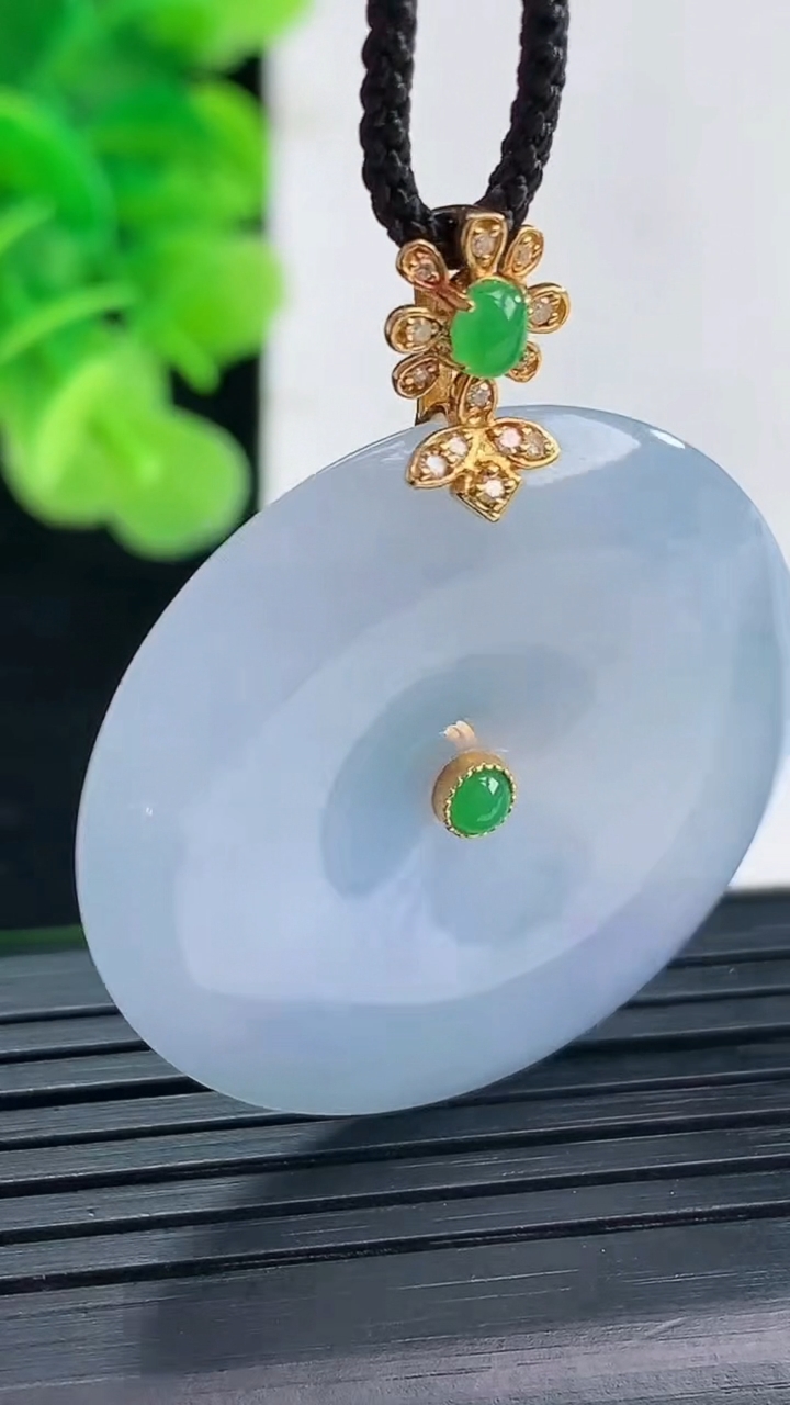 天然A货翡翠18K金紫罗兰平安扣吊坠尺寸33.7-5.8重量:14.48g
3月31日