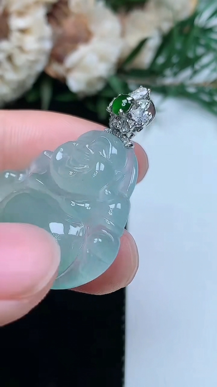 天然A货翡翠佛公吊坠，尺寸24.6-27.7-5.6，重量:7.06g
3月31日