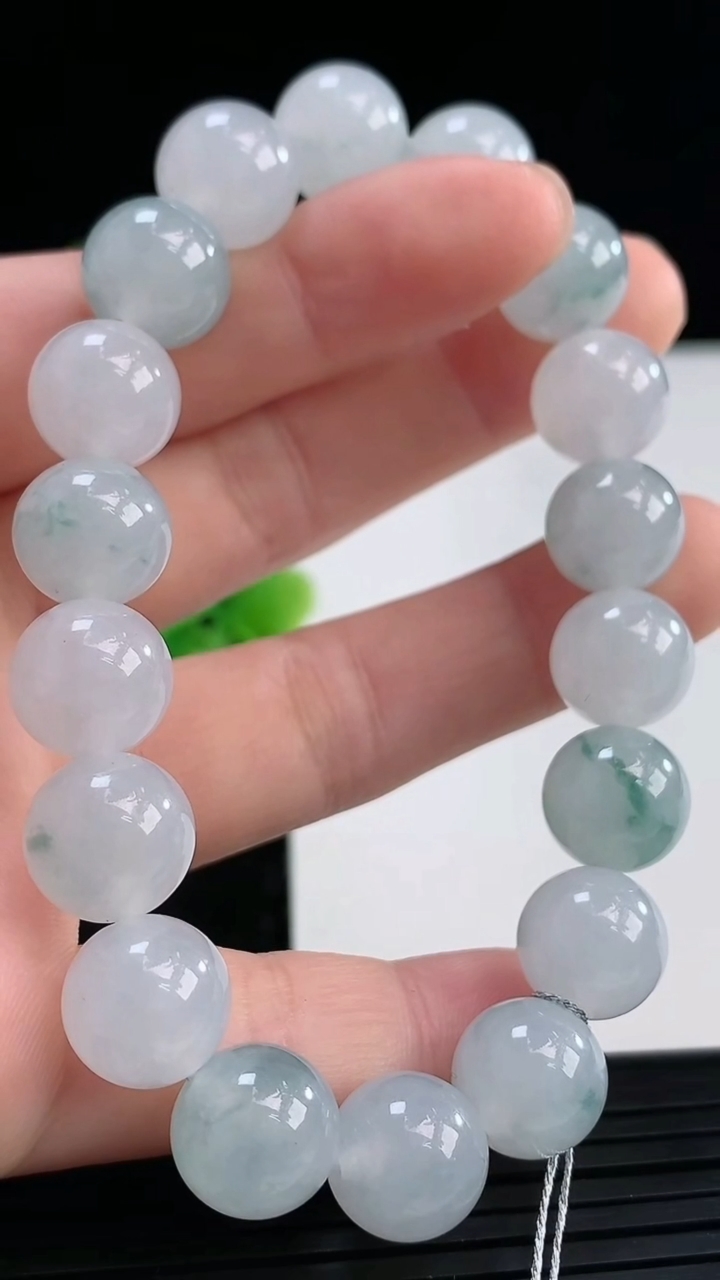 天然A货翡翠飘花圆珠手串尺寸10.5-18颗重量:37.05g3月31日
工厂直销收藏佳品,种好水足