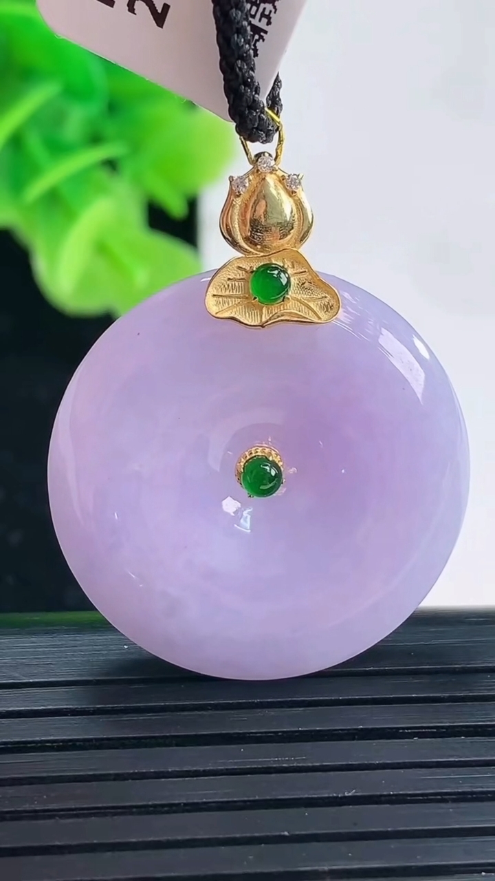 天然A货翡翠18K金紫罗兰平安扣吊坠尺寸26.7-5.6重量:8.89g
3月31日