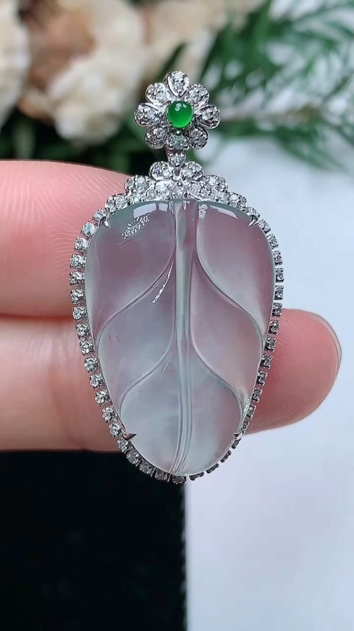 天然A货翡翠白冰金枝玉叶 叶子吊坠，尺寸33.6-17.6-7.4，裸石22.2-15.2，重量:3