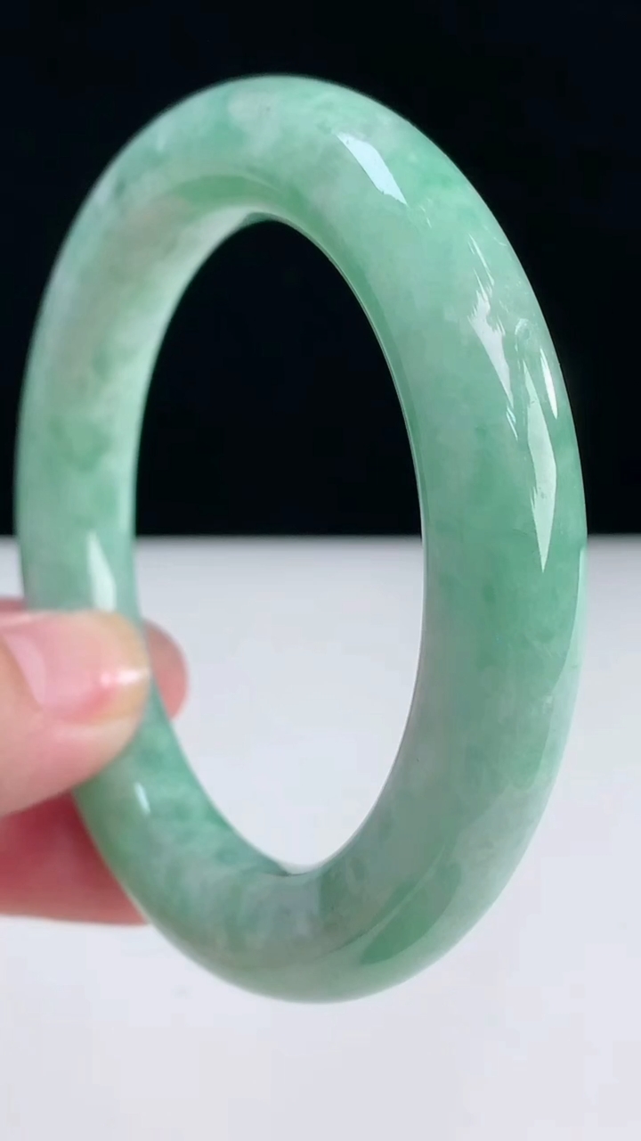 圈口56-57翡翠a货圆条手镯尺寸57-12重:77.16g 873月31日