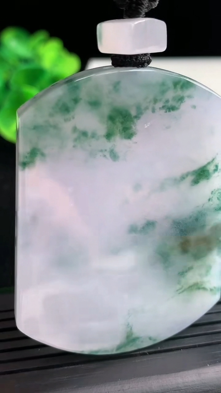 天然A货翡翠冰种飘花无事牌吊坠尺寸55.5-41.5-6.2重量:48.20g
3月31日