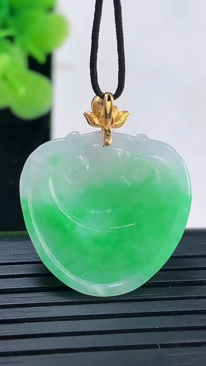 天然A货翡翠如意头吊坠尺寸22.3-23.4-4重量:4.47g
3月31日