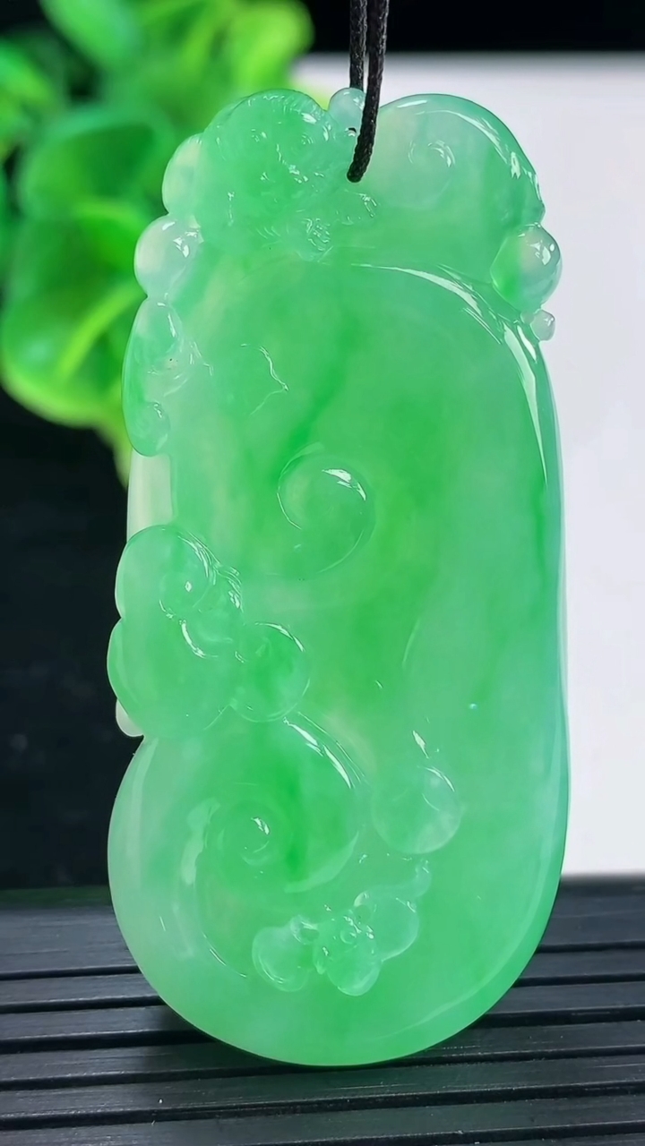 天然A货翡翠如意吊坠尺寸54.1-25.4-9.4重量:23.55g
3月31日