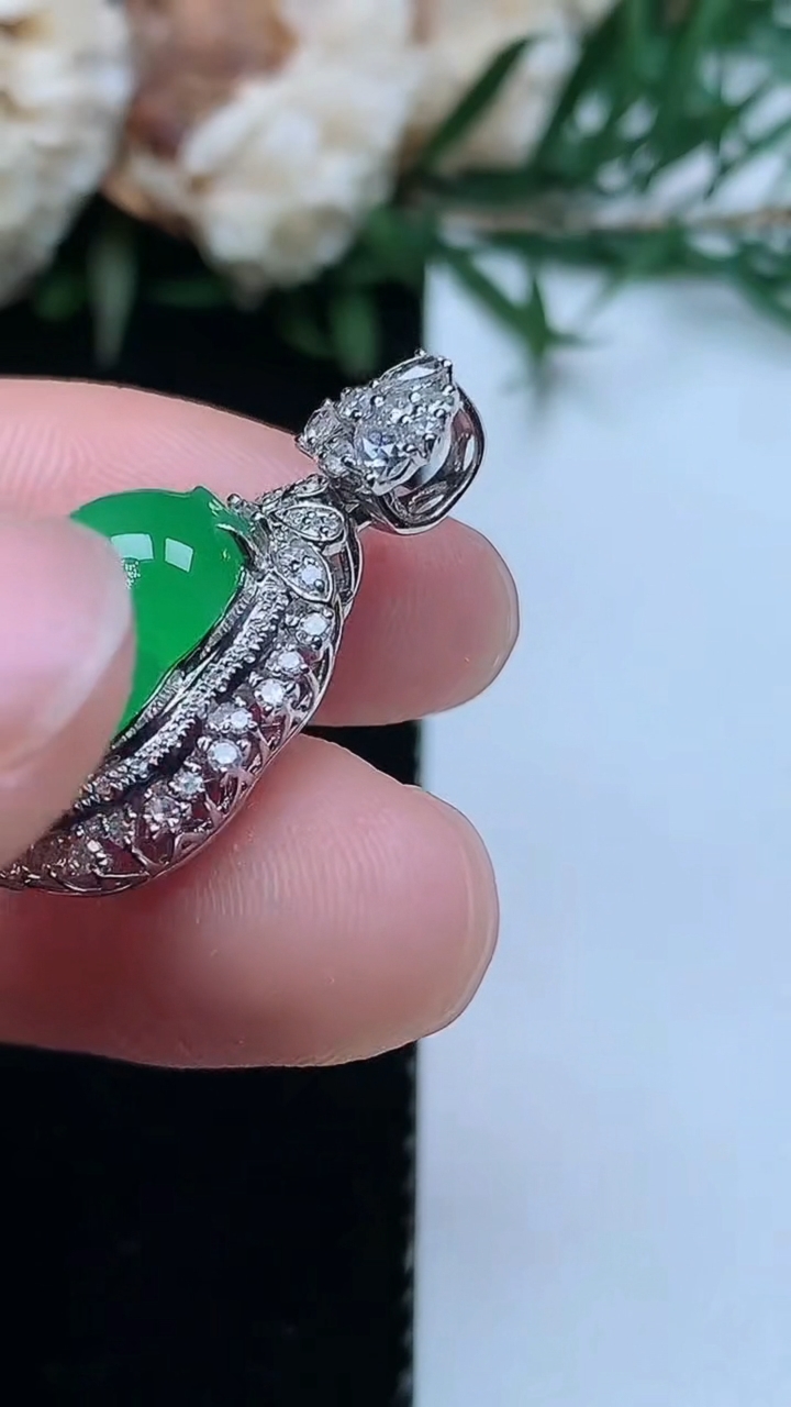 天然A货翡翠葫芦吊坠，尺寸26.9-15-11.8，裸石13.4-10.6，重量:4.18g
3月31日