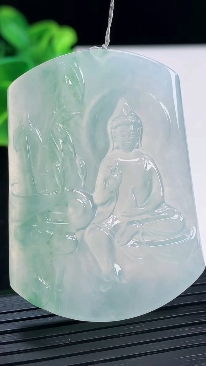 天然A货翡翠种飘花观音菩萨吊坠尺寸54.5-39.9-4.9重量:30.07g
3月31日