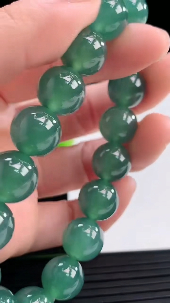 天然A货翡翠圆珠手串尺寸11.6-17颗重量:48.11g3月31日
工厂直销收藏佳品,种好水足，色泽均匀，有种有色，上手高大气！