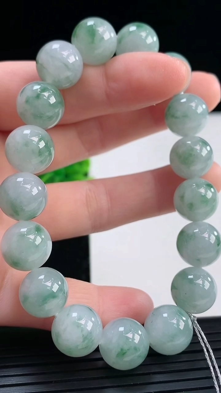 天然A货翡翠飘花圆珠手串尺寸11.5-17颗重量:45.22g3月31日
工厂直销收藏佳品,种好水足