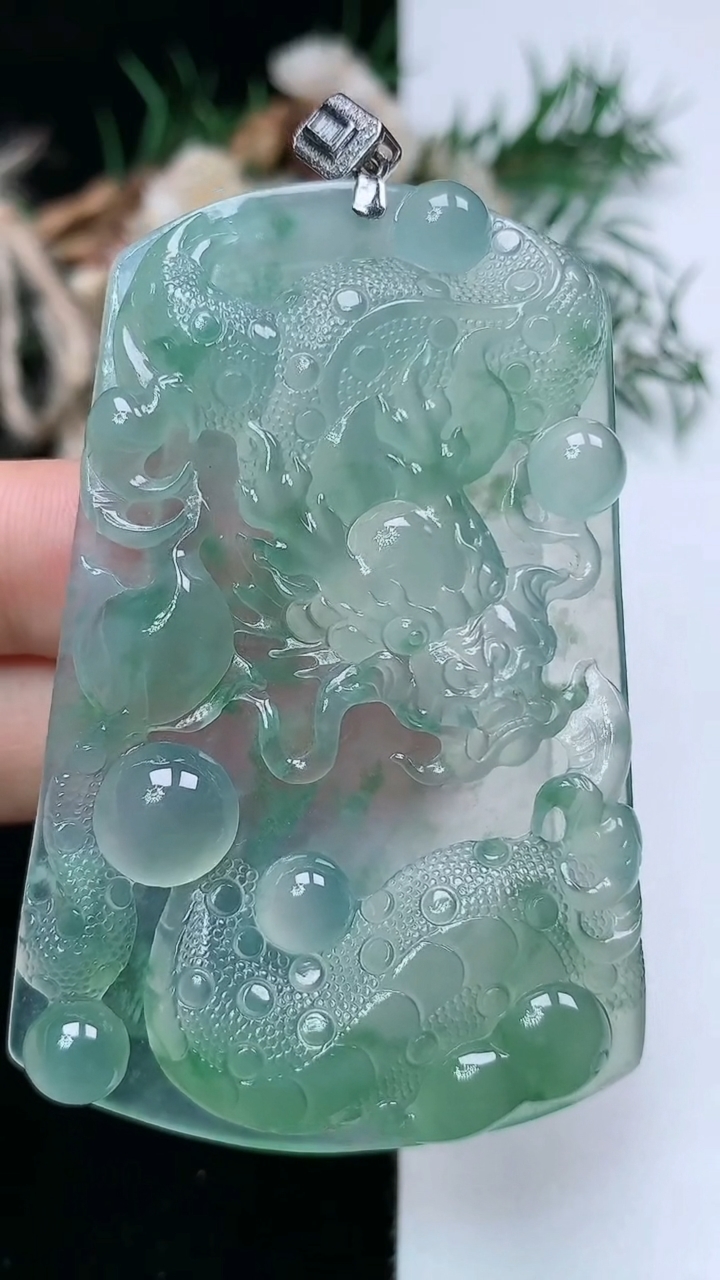 天然A货翡翠龙牌吊坠，尺寸61.9-40.6-6.5，重量:31.87g
3月31日