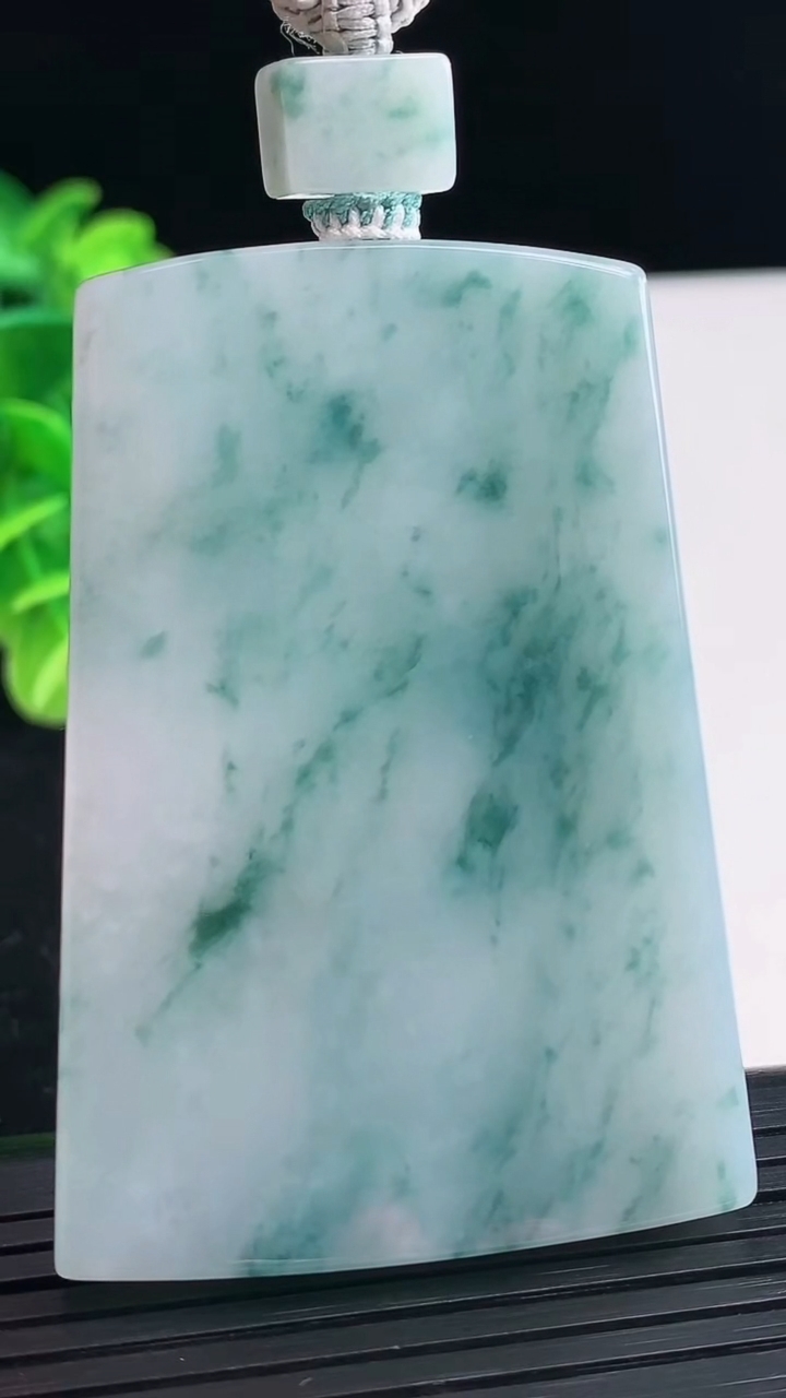 天然A货翡翠飘花无事牌吊坠尺寸57.4-39.9-9.9重量:46.34g
3月31日