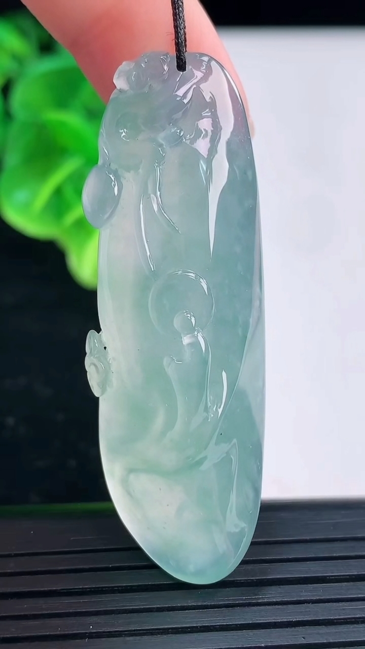天然A货翡翠悟道吊坠尺寸53.3-17.1-10.4重量:16.26g
3月31日