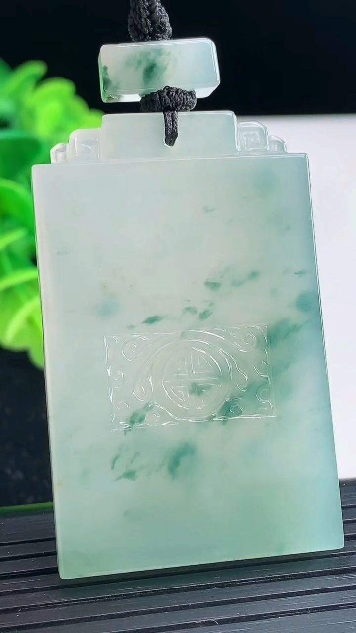 天然A货翡翠种飘花仿古无事牌吊坠尺寸53.4-33.5-5.7重量:38.65g
3月31日