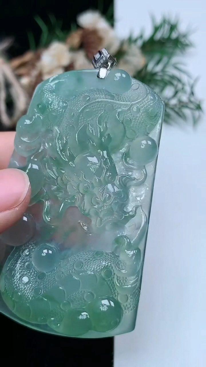 天然A货翡翠龙牌吊坠，尺寸61.9-40.6-6.5，重量:31.87g
3月31日