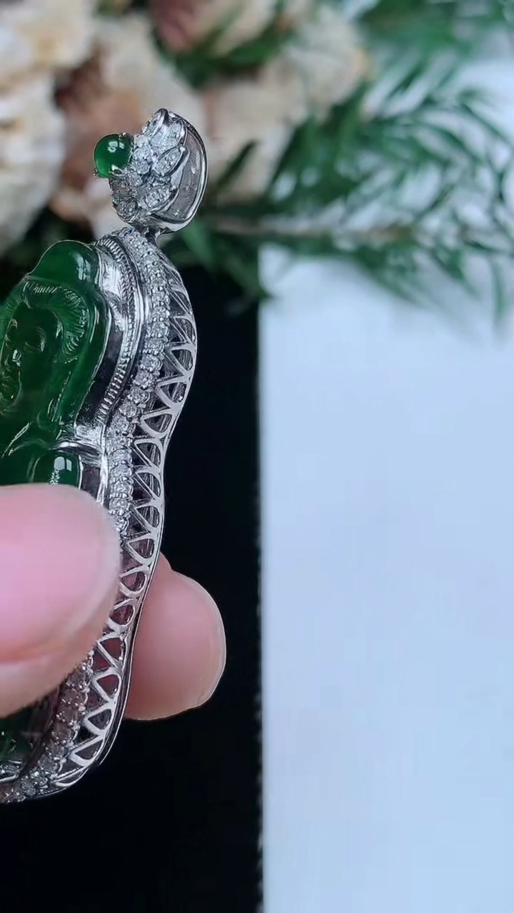 天然A货翡翠观音菩萨吊坠，尺寸49.6-27-11，裸石35.7-24，重量:11.29g
3月31日