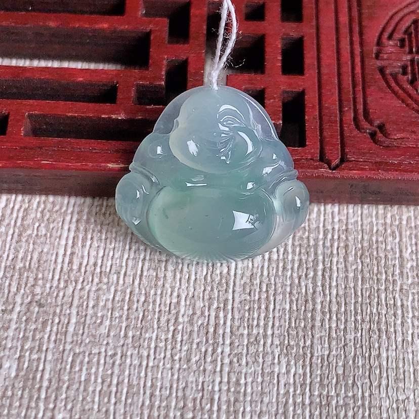 天然A货翡翠晴水佛公吊坠 
尺寸19-20.5-5.8mm 重量3.58g 0329