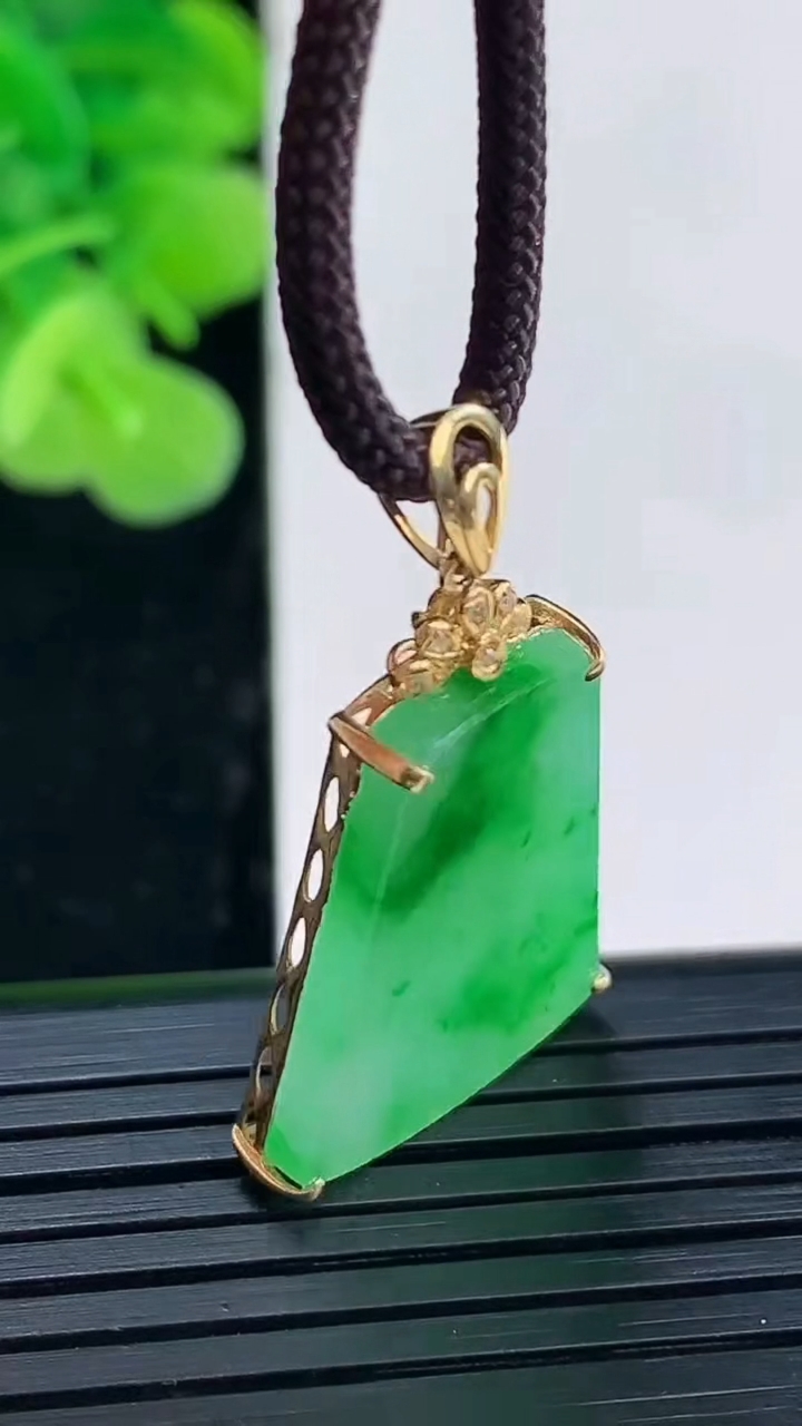 天然A货翡翠无事牌吊坠尺寸23.3-18-4重量:3.40g
3月31日