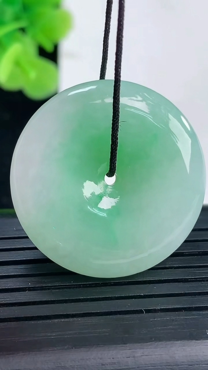 天然A货翡翠平安扣吊坠尺寸29.6-6.7重量:12.89g
3月31日