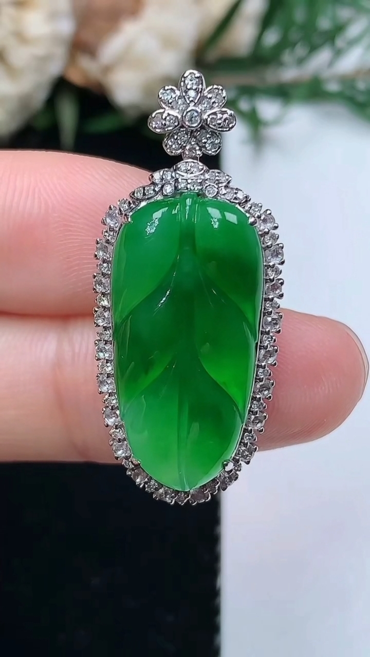 天然A货翡翠金枝玉叶 叶子吊坠，尺寸33.3-14.7-7.7，裸石22.6-11.3，重量:5.0