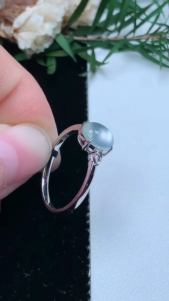 天然A货翡翠白冰蛋面戒指，尺寸17-7.4-6.8，重量:1.79g
3月31日