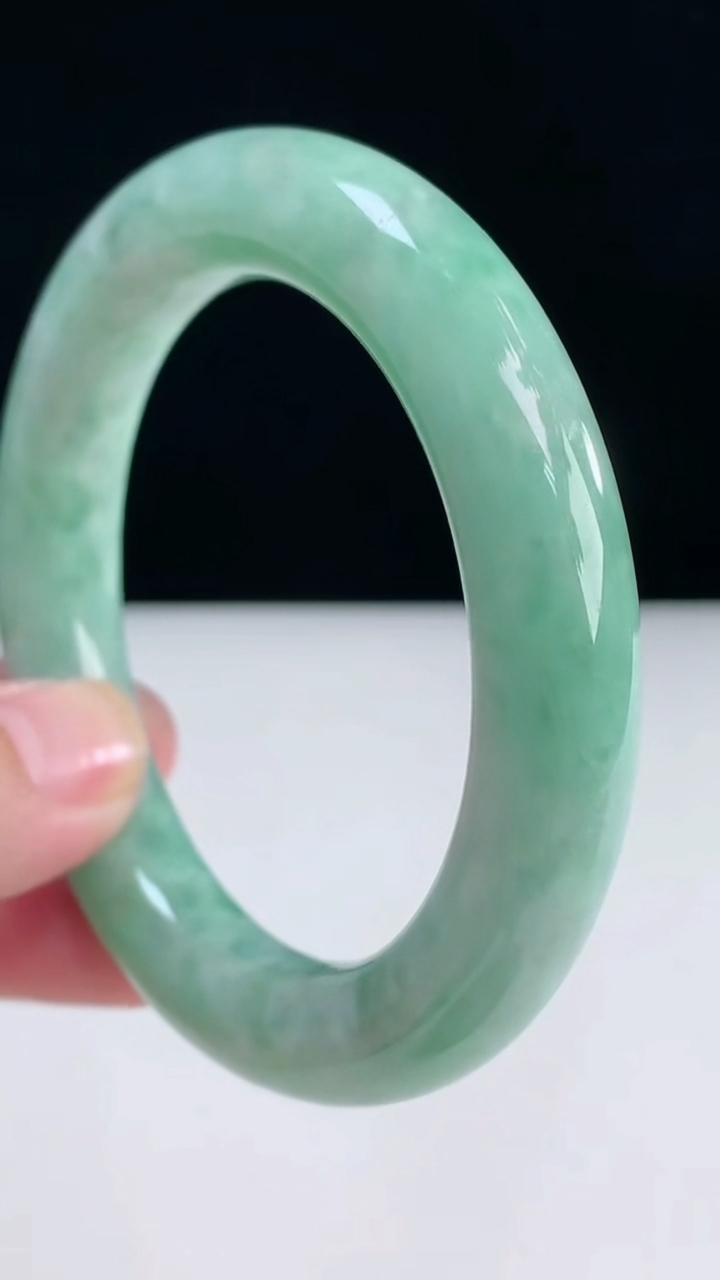 圈口56-57翡翠a货圆条手镯尺寸57-12重:77.16g 873月31日