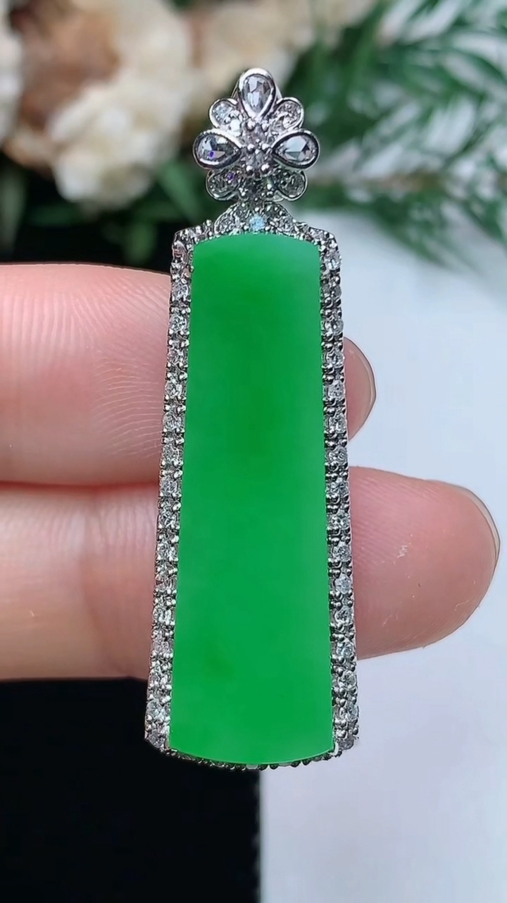 天然A货翡翠无事牌吊坠，尺寸40-12.6-6.7，裸石29.4-9，重量:5.18g
3月31日