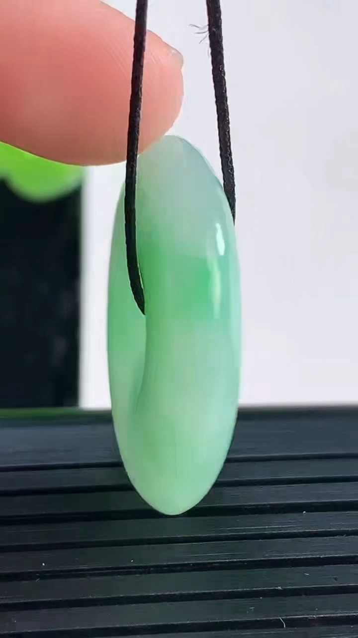 天然A货翡翠平安扣吊坠尺寸26.4-5.7重量:8.81g
3月31日