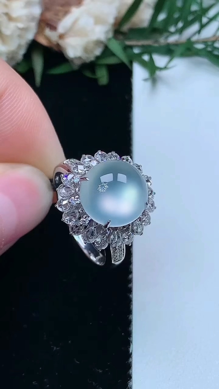 天然A货翡翠白冰蛋面戒指，尺寸17.4-10.6-10，重量:4.83g2026年3月31日
工厂直